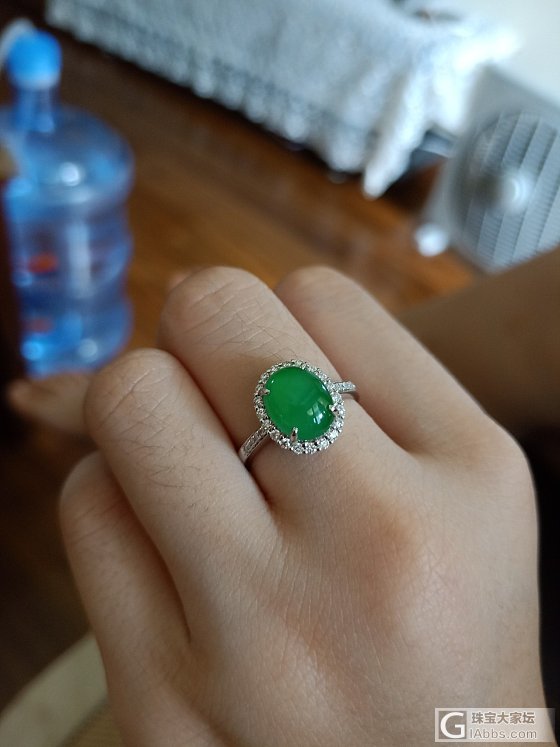 出个翡翠绿戒指
完美。封底。都是最好的大白钻镶嵌
肉眼看基本无棉
戒面尺寸9.5..._翡翠