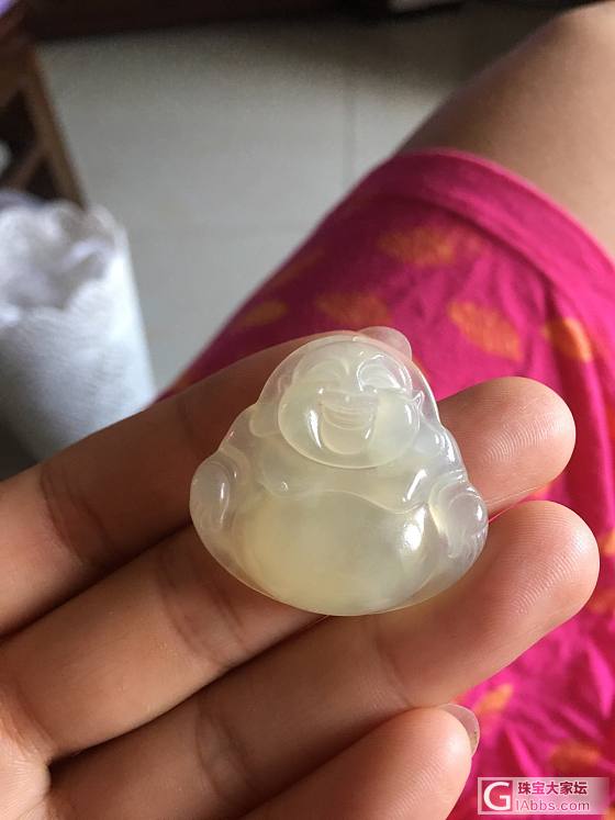 各位看看这个是什么玉啊？值得佩戴吗？大概什么价格啊？是不是右边的更好啊_挂件玉石