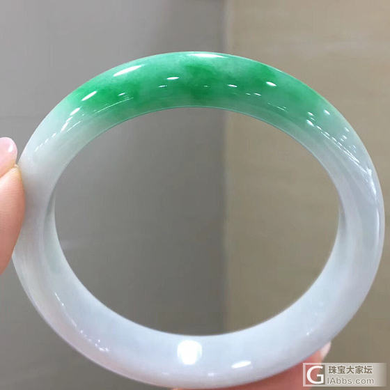 突然好想要个白底青，肉细的，白白的，飘点阳绿的那种_手镯翡翠