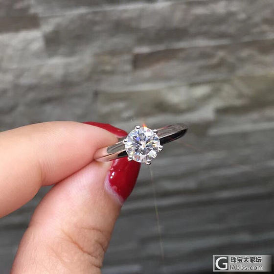 款式：经典六爪戒指💍
材质：18K白金托
主石：1克拉莫桑钻_戒指莫桑石