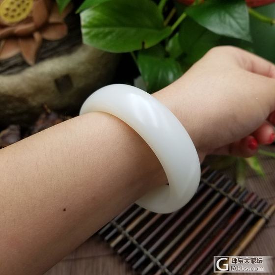 好美的手镯子，这个得多少钱呢_手镯和田玉