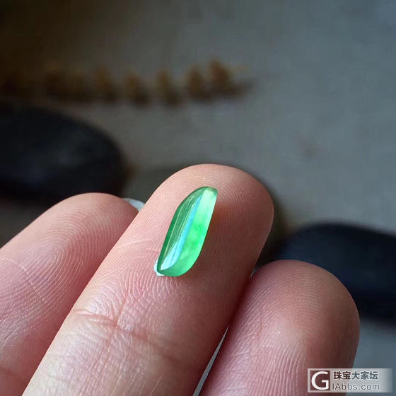 荧光刷刷的_戒面翡翠