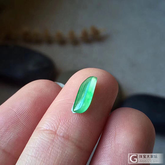荧光刷刷的_戒面翡翠