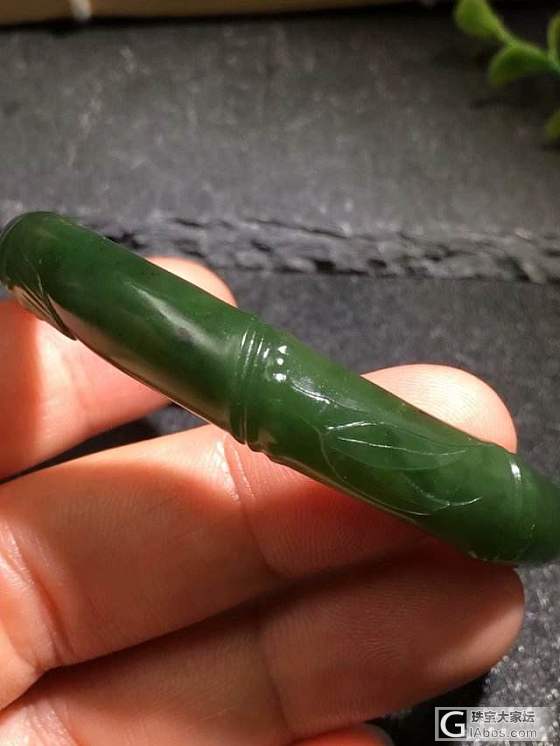 【德品玉斋】：精美菠菜绿碧玉籽料的手镯 ！_碧玉