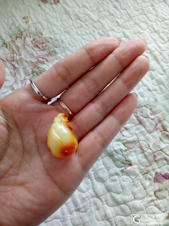 刚收的坛子里妹子的钱袋子，它和我很有缘，第一眼就喜欢得不要不要的❤❤❤_挂件蜜蜡琥珀蜜蜡