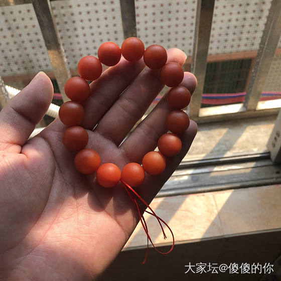 阳光下的那幕红艳_珠串南红