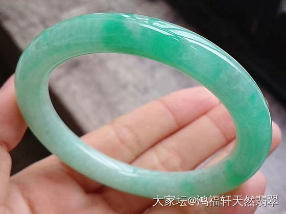 买52-53的翡翠圆条手镯_手镯翡翠