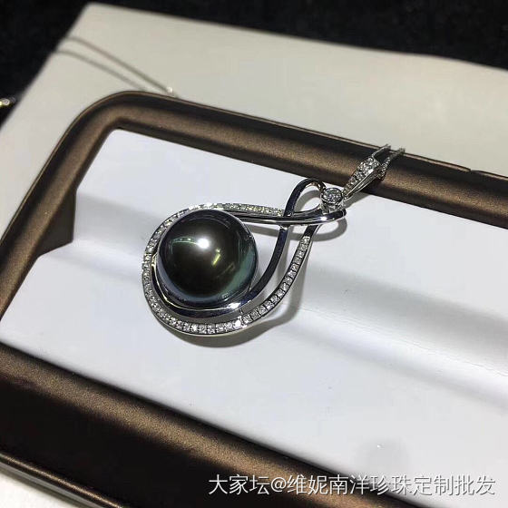 大溪地黑珍珠吊坠 12-13  正圆 无瑕 实物更美
18k金镶嵌钻石💎富贵奢华款_吊坠珍珠