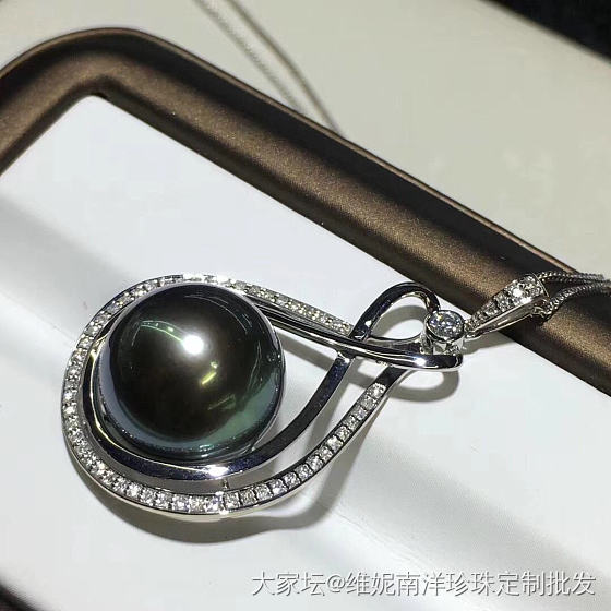 大溪地黑珍珠吊坠 12-13  正圆 无瑕 实物更美
18k金镶嵌钻石💎富贵奢华款_吊坠珍珠