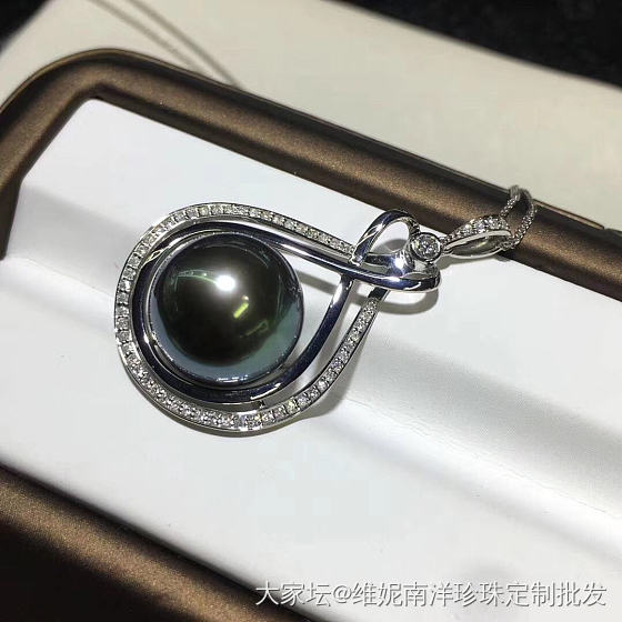 大溪地黑珍珠吊坠 12-13  正圆 无瑕 实物更美
18k金镶嵌钻石💎富贵奢华款_吊坠珍珠