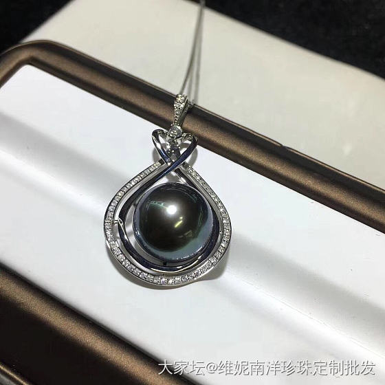 大溪地黑珍珠吊坠 12-13  正圆 无瑕 实物更美
18k金镶嵌钻石💎富贵奢华款_吊坠珍珠