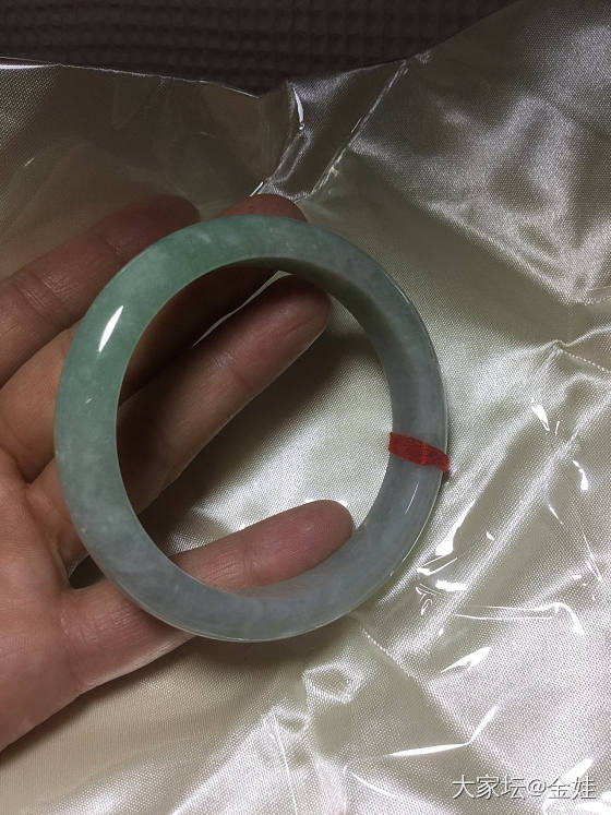 求估价-坛友们帮我朋友看看这条翡翠手镯吃药了吗？谢谢_手镯翡翠