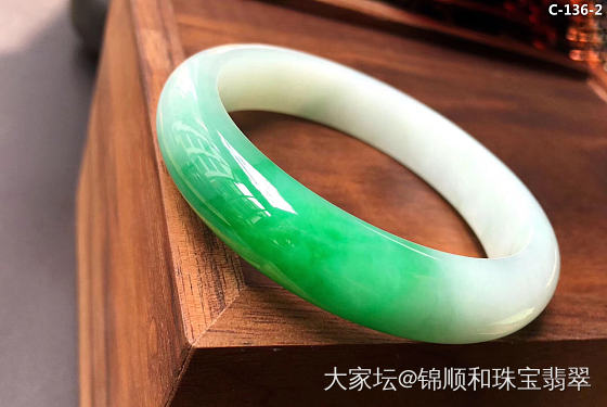翡翠首饰，一戴添娇。_手镯翡翠