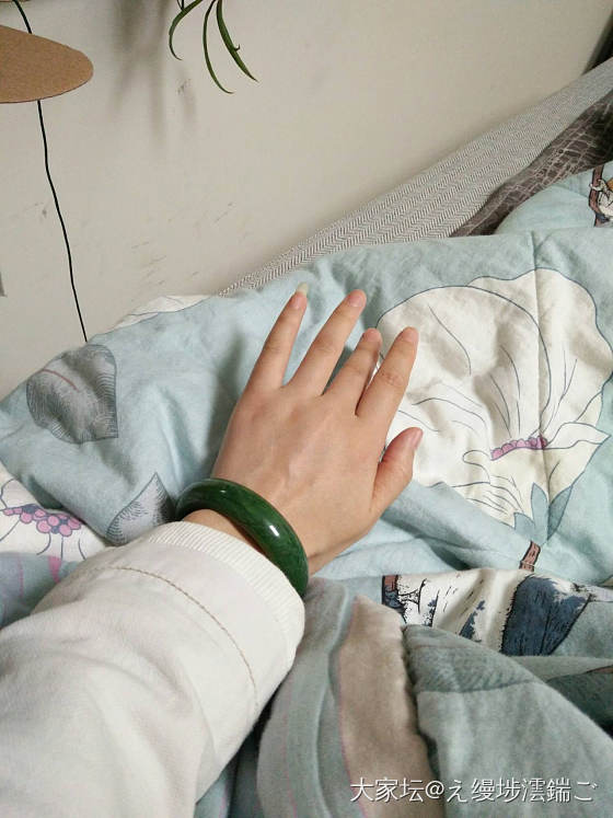 买个便宜镯子戴着玩，上手还挺好看的_手镯和田玉碧玉
