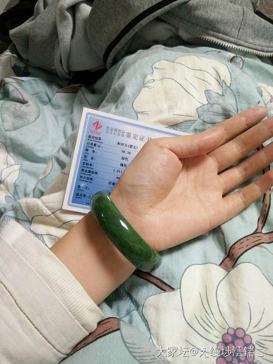 买个便宜镯子戴着玩，上手还挺好看的_手镯和田玉碧玉
