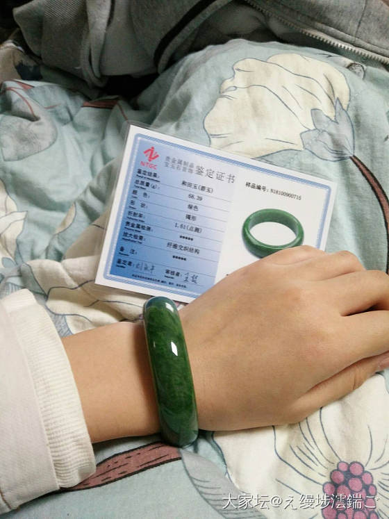 买个便宜镯子戴着玩，上手还挺好看的_手镯和田玉碧玉