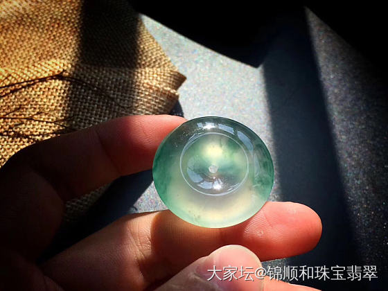 翡翠平安扣整体圆滑顺畅，寓意事事圆满、事业一帆风顺，家庭圆满幸福。_挂件翡翠
