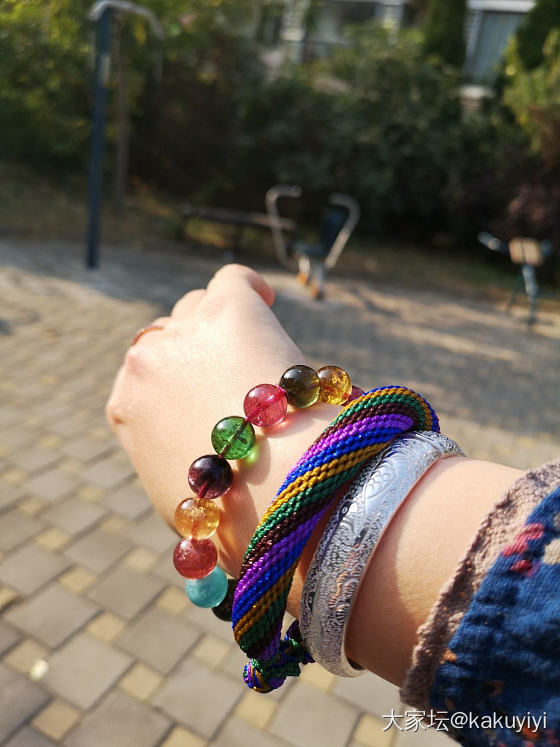 阳光真好，晒晒太阳溜溜娃，也晒晒我的大碧玺哈哈哈_珠串碧玺