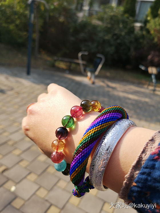 阳光真好，晒晒太阳溜溜娃，也晒晒我的大碧玺哈哈哈_珠串碧玺