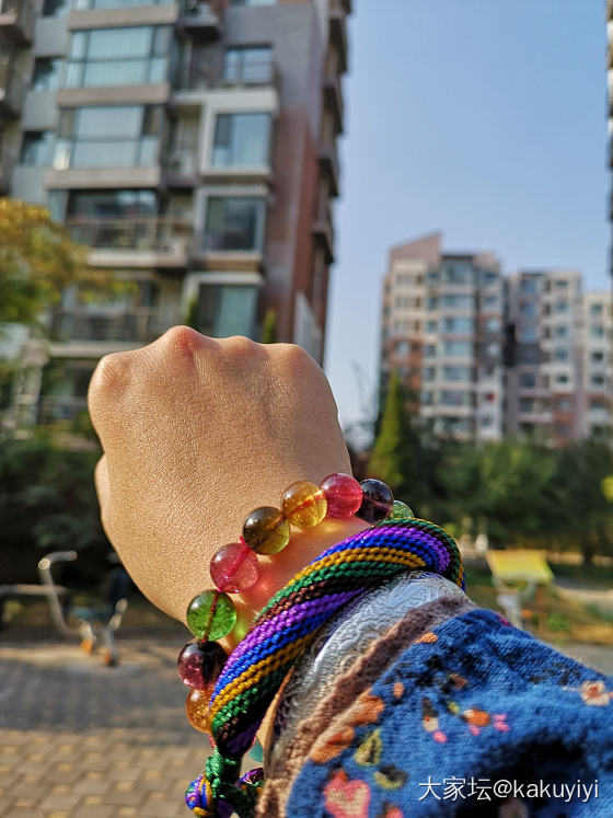 阳光真好，晒晒太阳溜溜娃，也晒晒我的大碧玺哈哈哈_珠串碧玺