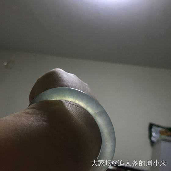 高冰手镯，求大家帮忙看下图片里的到底是裂还是棉筋_翡翠