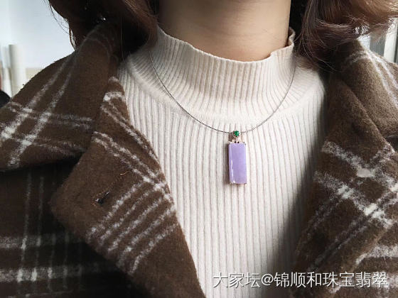 慢春紫色的翡翠往往带着特别的灵气，淡雅怡然，特别适合年轻的姑娘。_挂件翡翠