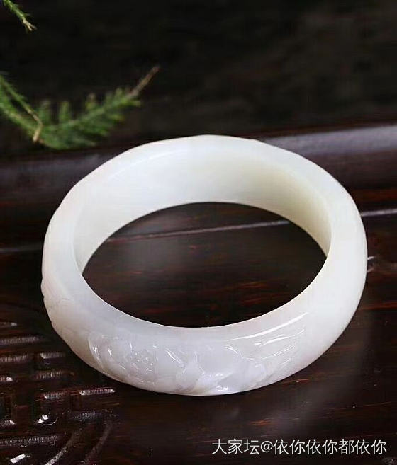 看中了这个手镯，懂和田玉的亲们帮我看看呢_和田玉