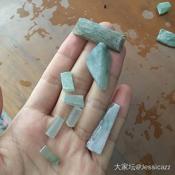 今天下雨，闲着没事，翻箱倒柜，找出这下面一堆，看着还行，拿去打磨，期待抛光后效果..._明料翡翠