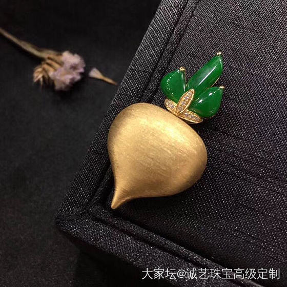 “ 好菜头 · 好彩头 ”
冰绿翡翠小萝卜吊坠🥕 ，细腻起荧光 ，特色镂空立体设..._镶嵌翡翠
