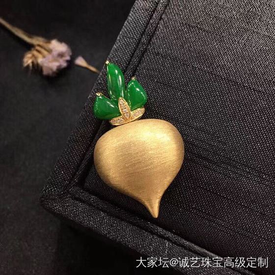 “ 好菜头 · 好彩头 ”
冰绿翡翠小萝卜吊坠🥕 ，细腻起荧光 ，特色镂空立体设..._镶嵌翡翠