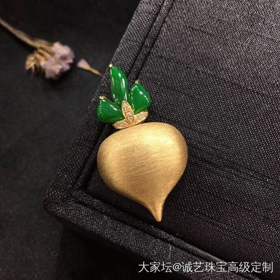 “ 好菜头 · 好彩头 ”
冰绿翡翠小萝卜吊坠🥕 ，细腻起荧光 ，特色镂空立体设..._镶嵌翡翠