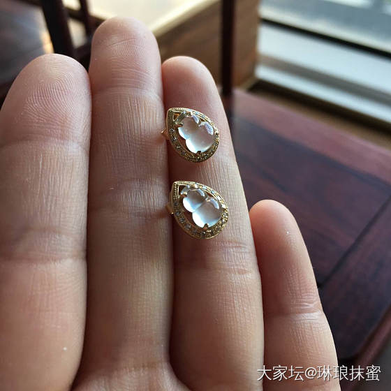 这对光刷刷的葫芦耳钉有人喜欢吗？_耳钉翡翠
