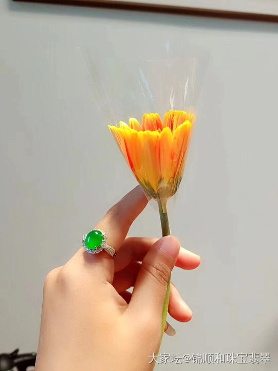 今天心情美美哒，买些鲜花来研究花艺💐_戒指翡翠