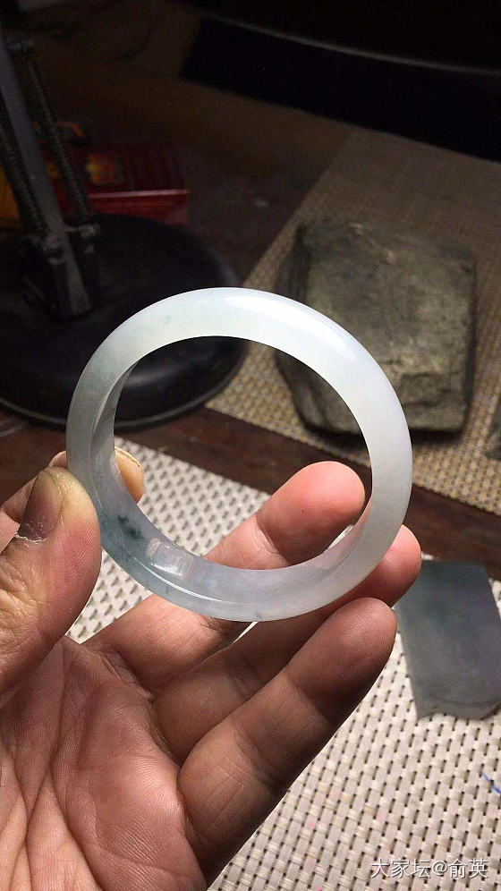 买明料定做的手镯，手镯心雕刻的挂件还要等几天，这个手镯算还可以吗，大神们来评论下_手镯翡翠