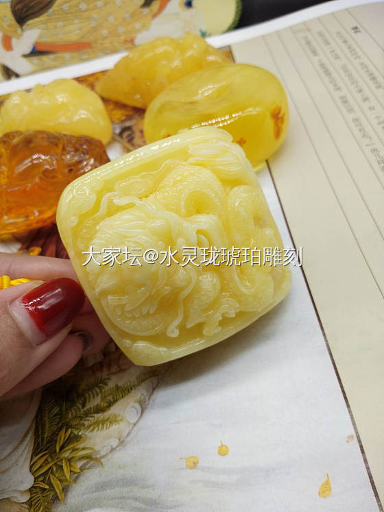 秀秀，不秀咋对得起大自然的宝贝们！话说冬天到了，国外都封矿了，没啥原料雕了！😓_琥珀蜜蜡