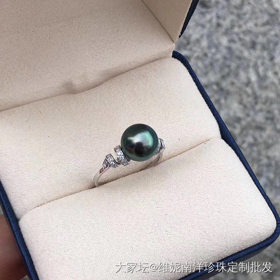 自然光实拍 
孔雀绿戒指💍 9-10mm  正圆无暇。绿油油的光泽。18k金镶嵌..._戒指珍珠