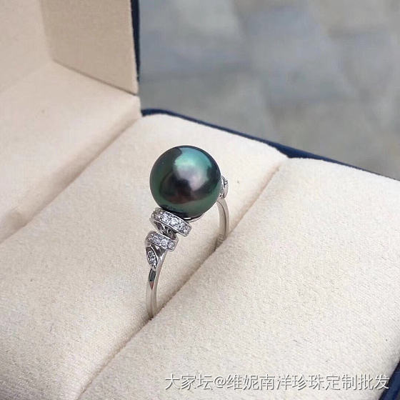 自然光实拍 
孔雀绿戒指💍 9-10mm  正圆无暇。绿油油的光泽。18k金镶嵌..._戒指珍珠