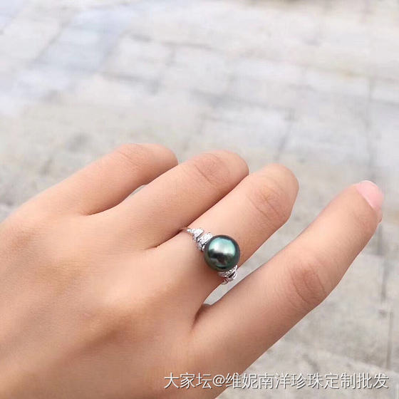 自然光实拍 
孔雀绿戒指💍 9-10mm  正圆无暇。绿油油的光泽。18k金镶嵌..._戒指珍珠