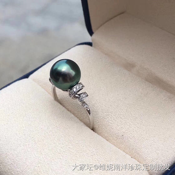 自然光实拍 
孔雀绿戒指💍 9-10mm  正圆无暇。绿油油的光泽。18k金镶嵌..._戒指珍珠