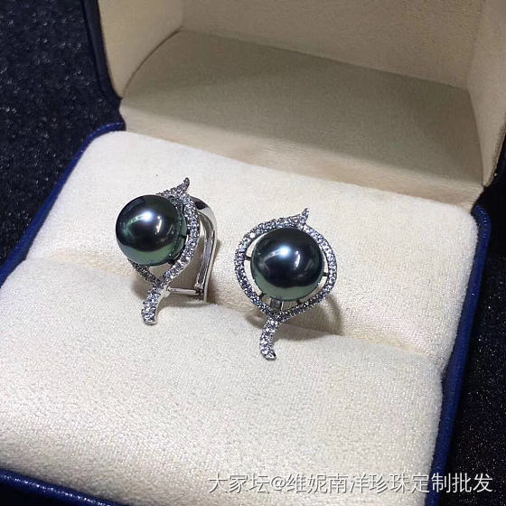 孔雀绿耳坠 9-10mm 正圆 几乎无暇
18k金锆石  奢华款。高端大气上档次_耳钉珍珠