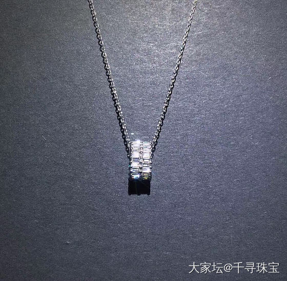 上新 双排T方吊坠
主石0.834ct 金重2.79g_吊坠钻石千寻珠宝