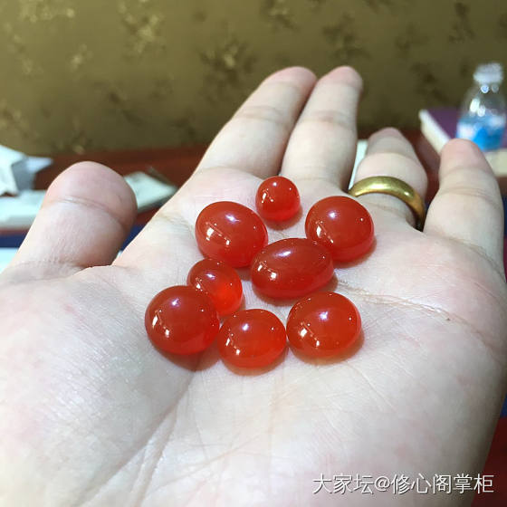 大家看下我这个是冰种南红吗？值不值_蛋面翡翠