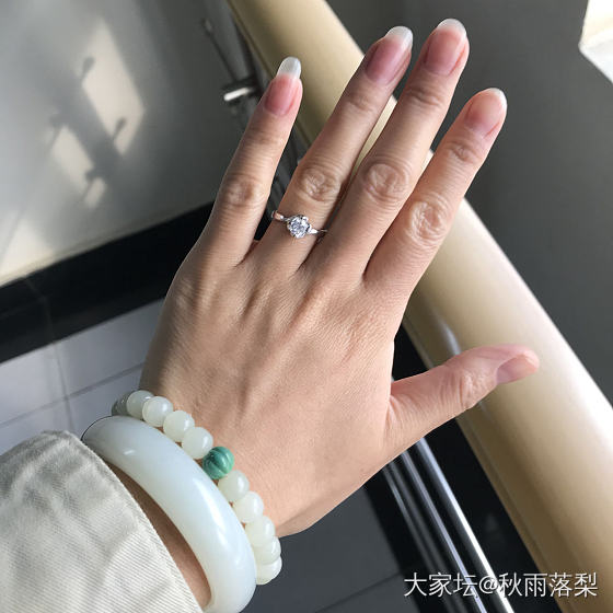 冬天穿上毛衣你们都怎么带手镯呢_手镯