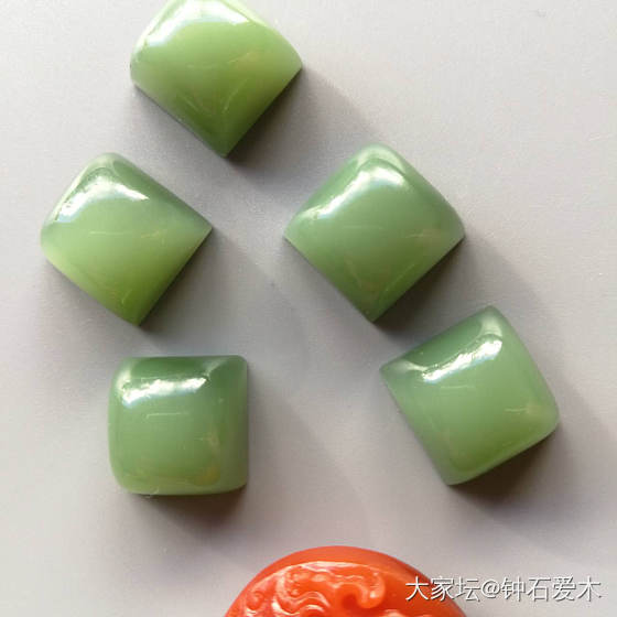 粉青的颜色就像小孩的表情，变换莫测_戒面和田玉