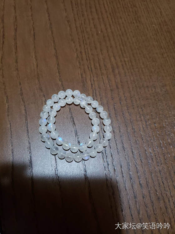 没入坛的时候买的珠子，昨天翻出来重新串了一下。被坛二代看到了，立马让我也给他一串。_月光石