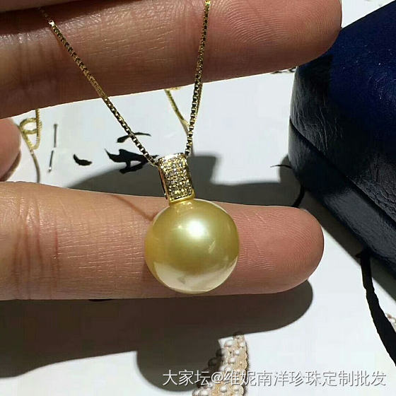 南洋金珠吊坠
天然颜色13-14mm。几乎正圆无暇
18k金镶嵌钻石💎满钻_珍珠