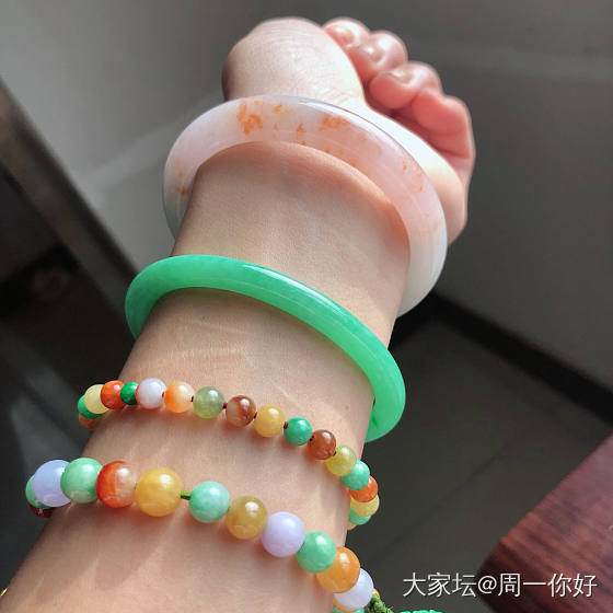 啦啦啦才入的春红跟满绿翡翠手镯超级喜欢