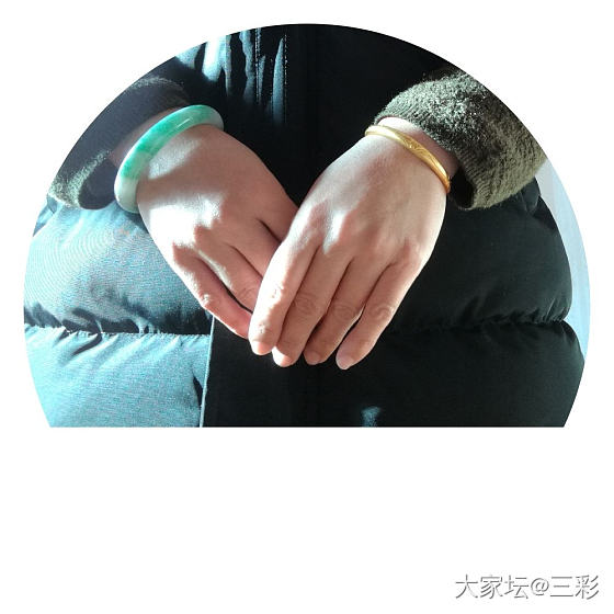 一直想让自己的左右手同时入境，奈何没人帮忙拍，今天终于自己弄出来了，自拍✌✌_手镯金翡翠