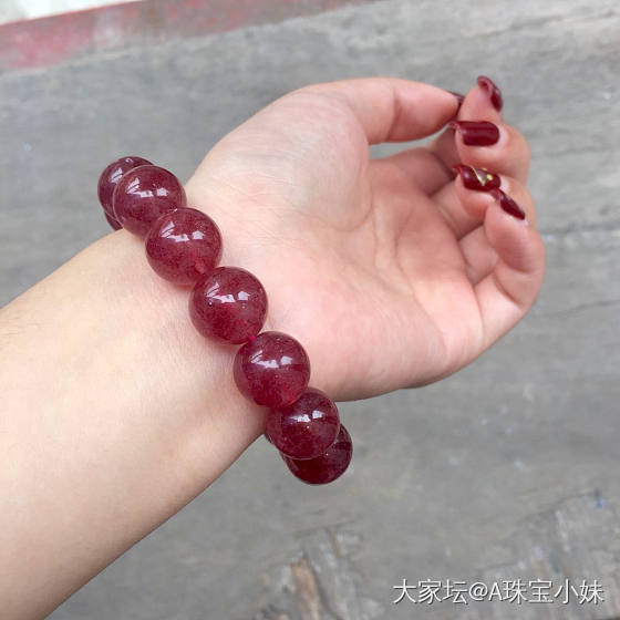 为啥拍出来不一样的感觉_草莓晶