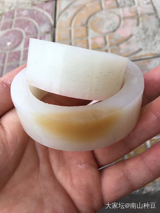 手镯出坯过程，刚刚切开，出圈后果然更白，白度一级，细度过肉眼，内径56。_手镯和田玉